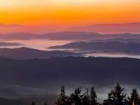 Radiační mlhy vyfocené z Lysé hory v Beskydech při východu slunce