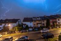 Můj první pokus focení bouřky přes okno složená ze 4 různých fotografií