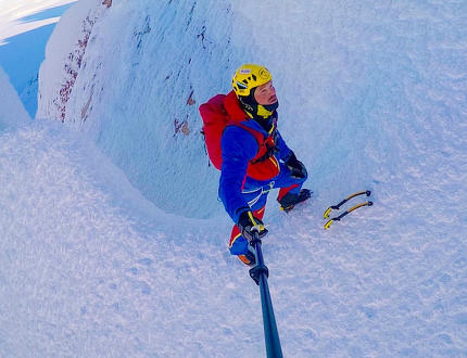 Markus Pucher z týmu Direct Alpine se pokusil o zimní sólo na Cerro Torre
