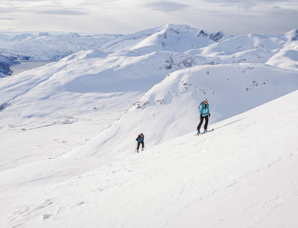 K moři s lyžemi na nohou – Tromsø