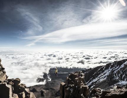 Světový rekord! Stephan Siegrist z Mammut týmu přešel highline na Kilimandžáru