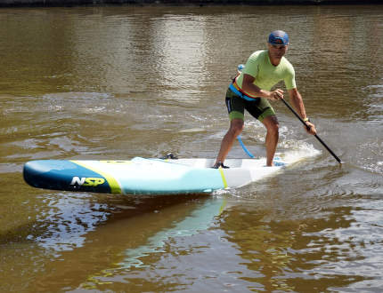 Paddleboarding je zábava a trénink zpevňující celé tělo