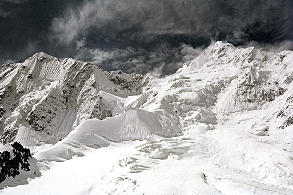 18 - Hindúkuš, Pohled na vrchol Ariany a Kúhi Hevad (60x90)