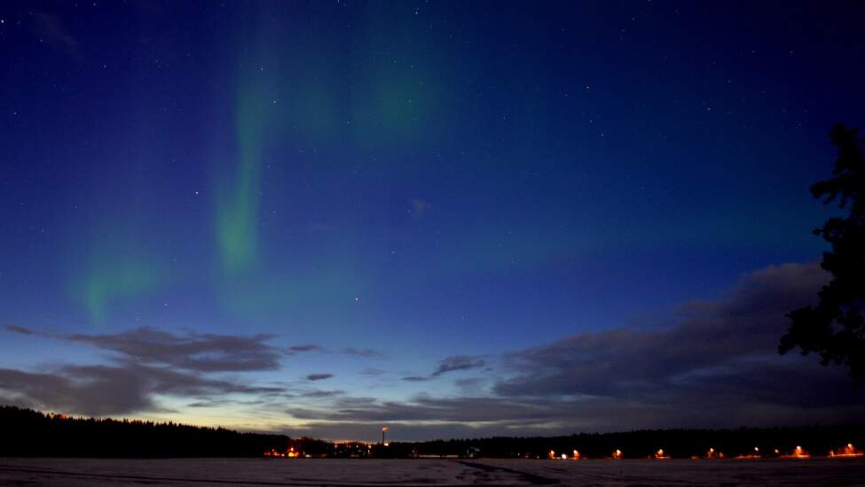 FOTO 3 polární záře Konec sezony polárních září ve městě Umeå, Švédsko na konci dubna – na severním horizontu už není tma